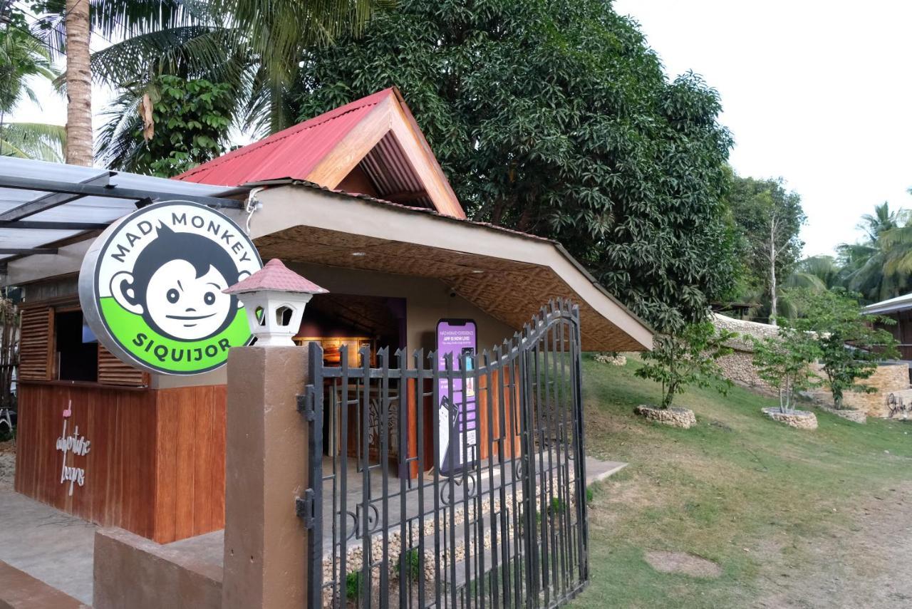 Mad Monkey Siquijor Hostel Buitenkant foto